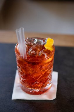Bardakta buzlu viski kokteyli.