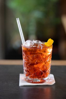 Bardakta buzlu viski kokteyli.