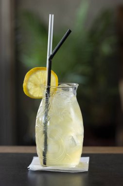 Soğuk limonata pipetle servis edilir.