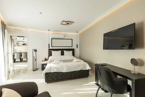 Interior Luxuoso Quarto Hotel Cama Casal Com Mobiliário Preto Branco — Fotografia de Stock