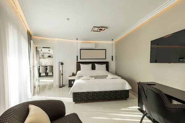 Interieur Van Een Luxe Tweepersoons Bed Hotelkamer Met Zwart Wit — Stockfoto