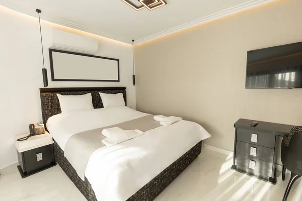 Interieur Eines Luxuriösen Doppelbett Hotelzimmers Mit Schwarzweißen Möbeln — Stockfoto