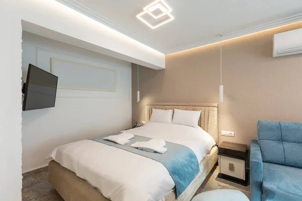 大理石の床付きの豪華なベッドルームのインテリア — ストック写真