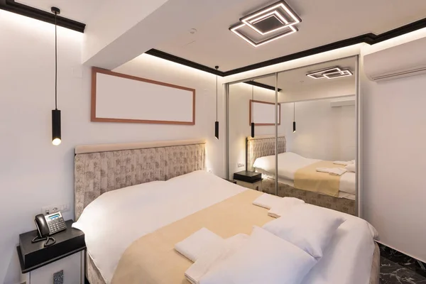 Interieur Van Een Klein Luxe Tweepersoons Bed Hotelkamer — Stockfoto