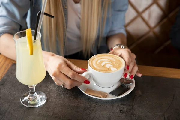 Femme Mains Tenant Cappuccino Dans Café Bar — Photo
