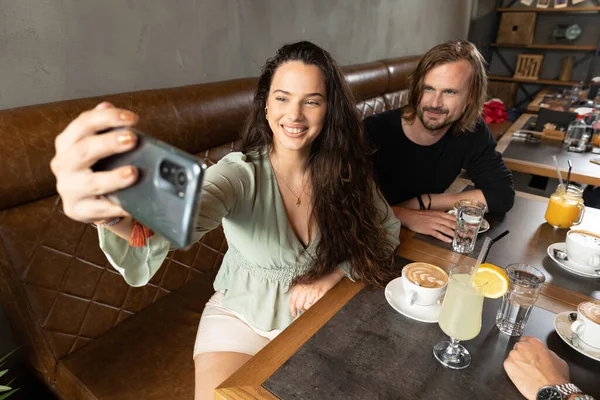 Ung Kvinna Som Tar Selfie Med Vän Café Bar — Stockfoto