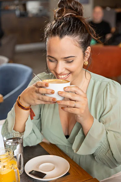 カフェバーでコーヒーを飲む美しい女性 — ストック写真