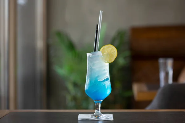Blauwe Oceaan Frisdrank Gemaakt Van Limoen Citroen Curacao Blauwe Siroop — Stockfoto