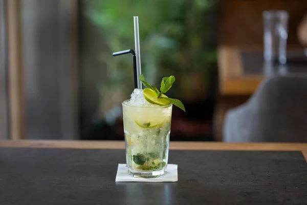 Mojito Cocktail Serveras Ett Glas Med Sugrör — Stockfoto