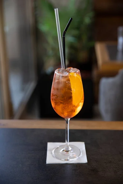 Glas Aperol Spritz Cocktail Serveras Ett Bord — Stockfoto