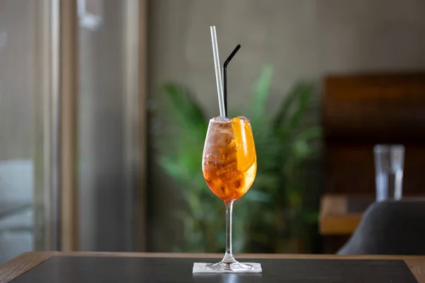 Glas Aperol Spritz Cocktail Geserveerd Een Tafel — Stockfoto