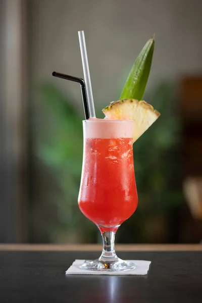 Aardbeien Ananas Cocktail Geserveerd Een Glas — Stockfoto