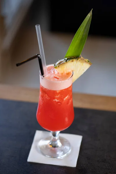 Aardbeien Ananas Cocktail Geserveerd Een Glas — Stockfoto