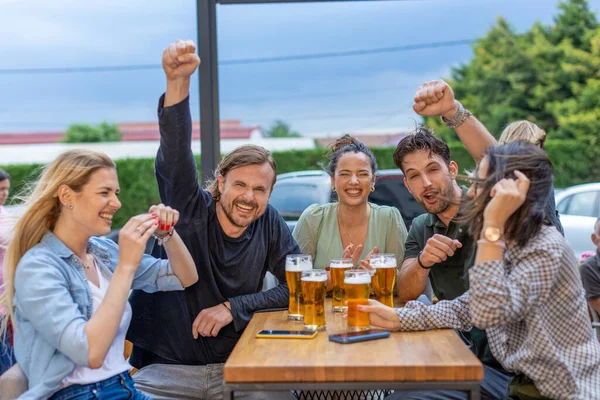 Gelukkige Vrienden Die Bier Drinken Een Bar — Stockfoto