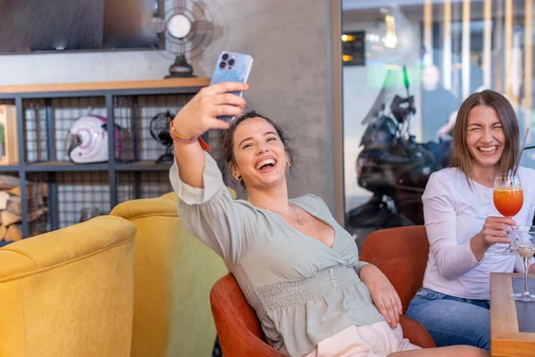 Jonge Vrouw Het Nemen Van Selfie Met Een Vriend Een — Stockfoto