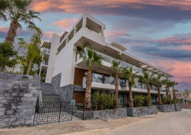 Akşamları palmiye ağaçları olan güzel bir otel.