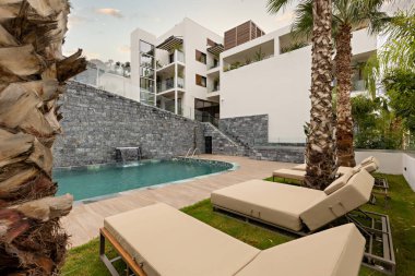 Otelin havuzunun önündeki güneşli yataklar.