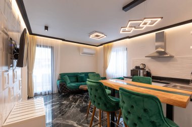 Mermer zemini olan lüks bir oturma odası.