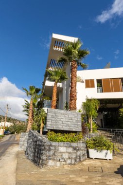 Palmiye ağaçları ile güzel otel