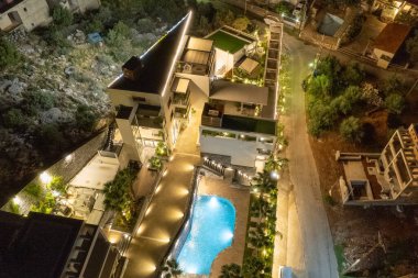 Geceleri palmiye ağaçları olan güzel bir otel, manzaralı.