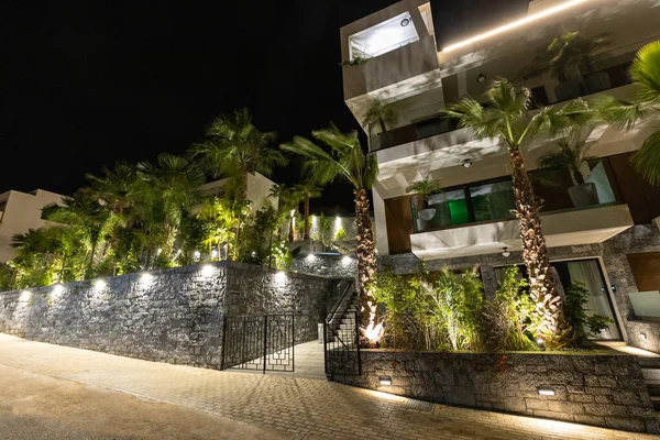 Schönes Hotel Mit Palmen Der Nacht — Stockfoto