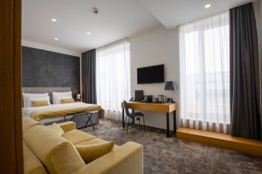 Büyük yataklı bir otel odası.