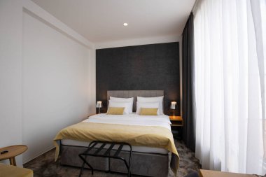 Çift yatak odalı otel odasının içi sabahleyin