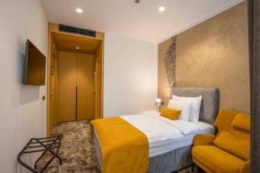 Çift yatak odalı otel odasının içi