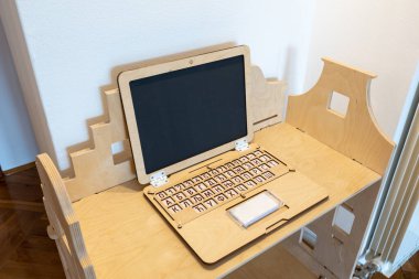 Montessori anaokulunda tahta defter.