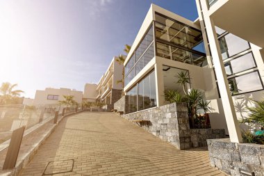 Palmiye ağaçları ile güzel otel