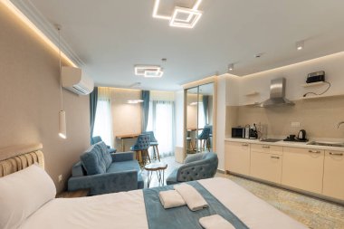 Mutfağı olan lüks bir otel dairesi.