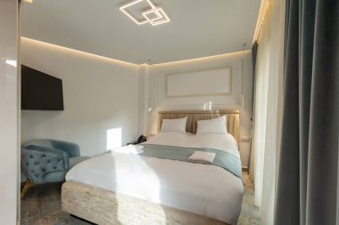 Sabah, güneş ışığı bir otel odasında iç