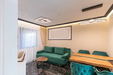 Mermer zemini olan lüks bir oturma odası.