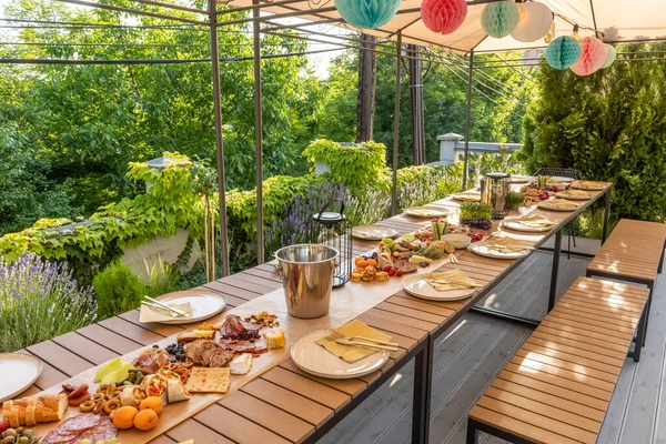 Eten Geserveerd Buiten Een Lange Tafel — Stockfoto