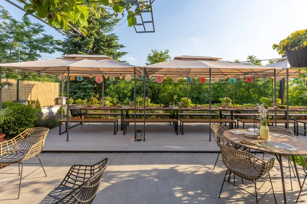 Comida Servida Aire Libre Una Mesa Larga — Foto de Stock