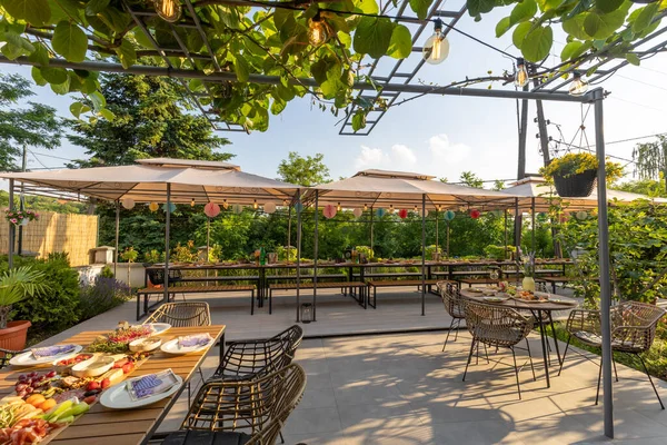 Comida Servida Aire Libre Una Mesa Larga — Foto de Stock