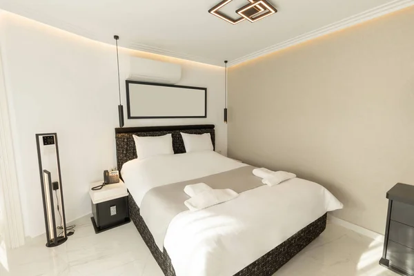 大理石の床付きの豪華なベッドルームのインテリア — ストック写真