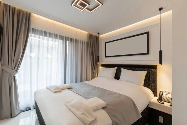 Interieur Eines Luxuriösen Doppelbett Hotelzimmers Mit Schwarzweißen Möbeln — Stockfoto