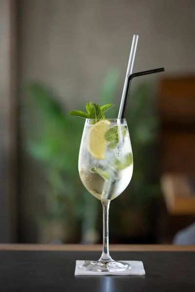 Mojito Cocktail Serveras Ett Glas Med Sugrör — Stockfoto