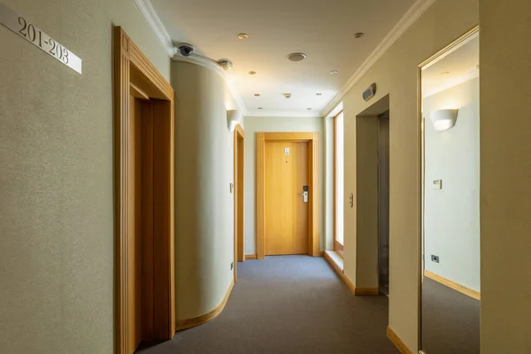 Interior Pasillo Hotel Con Puertas Con Números Habitación —  Fotos de Stock