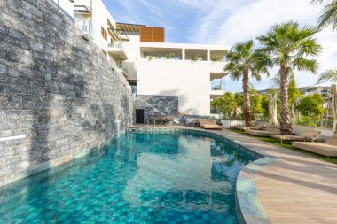 Sabahları yüzme havuzlu Sea Hotel tatil köyü.