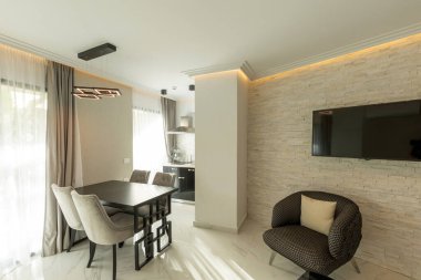 Mutfağı olan lüks bir otel dairesi.