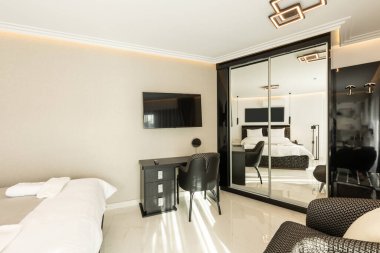 İçinde mermer zemin olan lüks bir yatak odası.