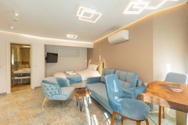 Mermer zemini olan lüks bir oturma odası.