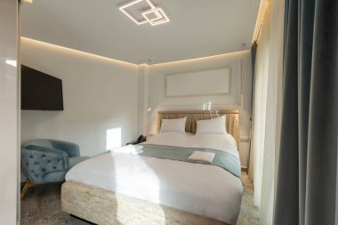 Sabah, güneş ışığı bir otel odasında iç