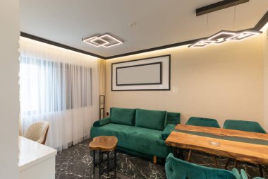 Mermer zemini olan lüks bir oturma odası.