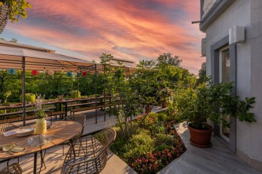 Dışarıdaki yemekler uzun bir masada servis edilir.