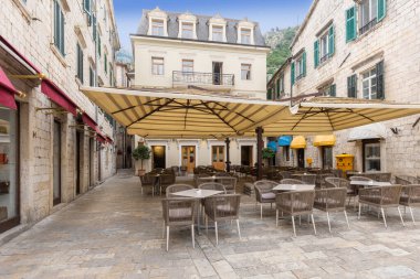 Boş otel restoranı bahçesi.