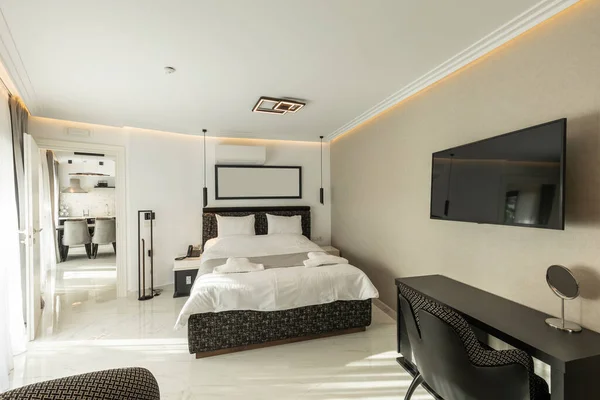 Interior Luxuoso Quarto Hotel Cama Casal Com Mobiliário Preto Branco — Fotografia de Stock