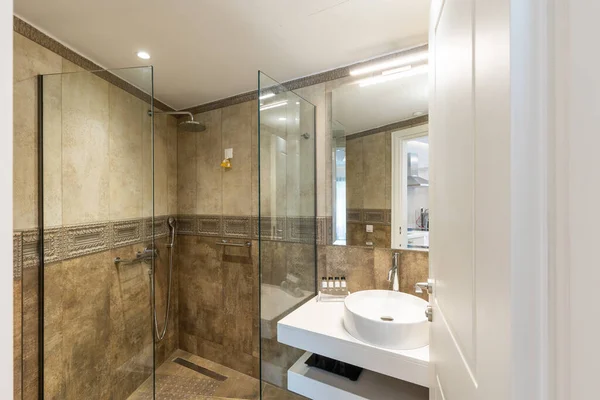 豪华浴室玻璃淋浴房的内部 — 图库照片